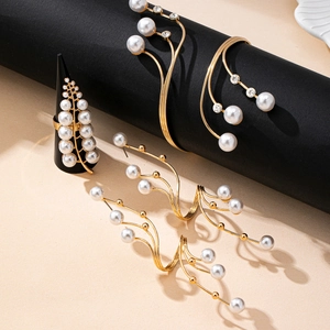 Elegante set gioielli dorato con perle e cristalli su supporto geometrico moderno