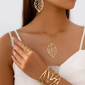 Bijoux En Alliage Doré Avec Motif De Feuilles Évidées Collier Boucles D'Oreilles Bracelet Bague Style Nature