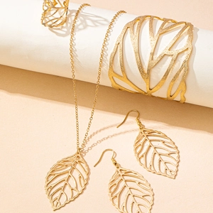 Parure de bijoux dorée feuilles évidées avec collier boucles bracelet et bague