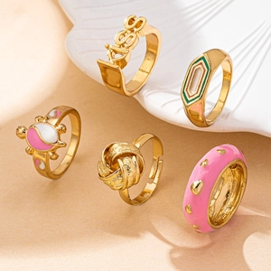 Lot de bagues dopamine roses avec lettres KISS dorées et détails en cœur émaillé