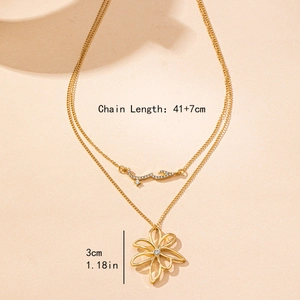 Collier double couche doré élégant avec pendentif fleur et symbole arabe en strass