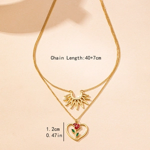 Collana a doppio strato dorata con pendenti a raggio di sole e cuore con rosa rossa