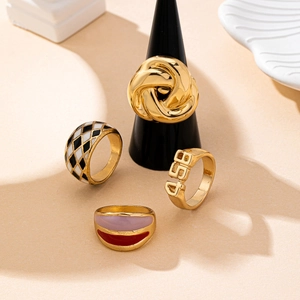 Set di quattro anelli colorati a stella placcati in oro per un look estivo alla moda e chic