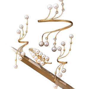 Elegante set di gioielli dorati con perle e strass per matrimoni e occasioni