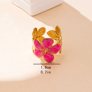 Bague ouverte fleur rose en émail avec papillons dorés et détail de taille 1,8cm