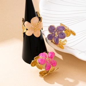 Trois bagues fleurs de cerisier dorées minimalistes avec pétales en émail coloré pour femme