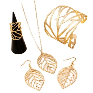 Parure de bijoux dorés avec collier, bracelet, boucles d'oreilles et bague feuilles