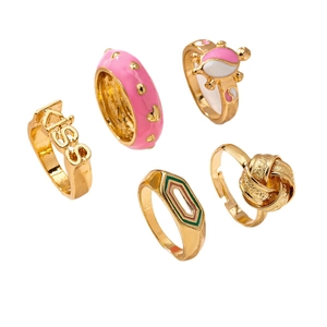 Lot de cinq bagues dorées avec lettre KISS en émail rose et motifs de cœur pour femme