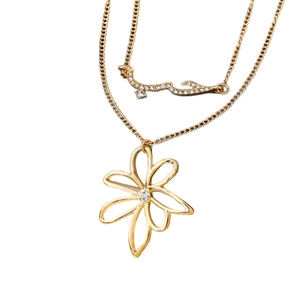Élégant collier double épaisseur doré avec pendentif fleur évidée et cristaux