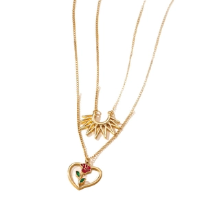 Collana a doppio strato dorata con pendente a raggiera e ciondolo cuore rosa rossa