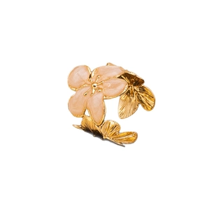 Bague ajustable dorée avec fleur de cerisier en émail rose et détails de feuilles