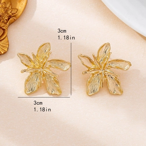 Elegant 3cm golden alloy flower earrings featuring multi-layered petals and brushed texture