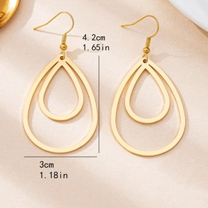 Boucles d'oreilles minimalistes dorées en forme de double goutte avec dimensions