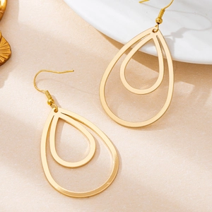 Élégantes boucles d'oreilles dorées en forme de goutte au design creux moderne