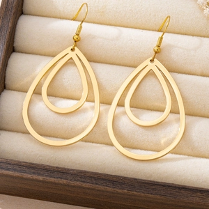 Boucles d'oreilles gouttes dorées double couche au style minimaliste sur du velours