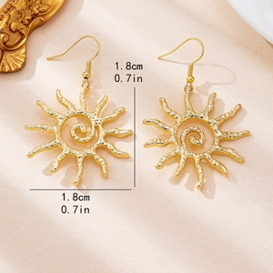 Élégantes boucles d'oreilles soleil dorées avec texture martelée et style grec