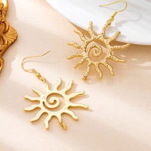 Boucles d'oreilles soleil dorées exquises avec texture martelée et design bohème