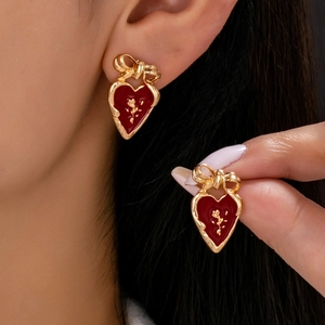 Boucles D Oreilles Coeur Vintage Avec Relief De Rose Et Noeud Bijoux En Alliage De Zinc Et Émail Avec Tige En Acier Inoxydable Pour Femme
