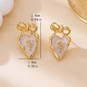 Boucles d'oreilles cœur vintage français avec rose dorée et émail rose détaillé