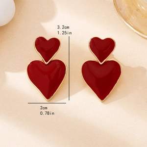 Orecchini a doppio cuore rosso con bordo dorato e dimensioni indicate 3,2 cm x 2 cm