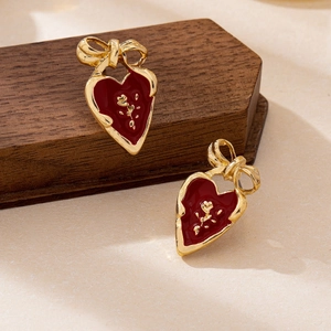 Boucles d'oreilles vintage avec nœud doré, cœur en émail rouge et motif de rose