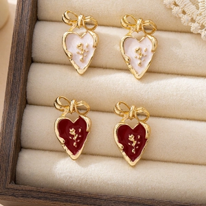 Boucles d'oreilles cœur vintage français avec relief rose et nœuds dorés en boîte