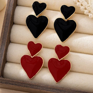 Eleganti orecchini a doppio cuore in smalto rosso e nero con placcatura in oro