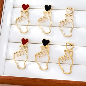 Lot de six boucles d'oreilles minimalistes geste cœur en or et émail rouge et noir