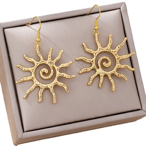 Boucles d'oreilles soleil dorées avec design spirale et texture martelée style boho