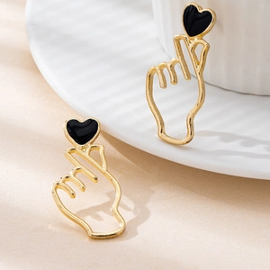 Boucles d'oreilles minimalistes dorées avec motif cœur en émail noir sur porcelaine blanche
