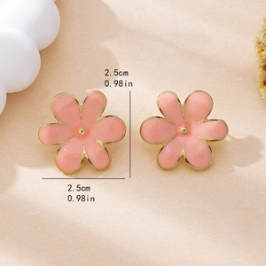 Boucles d'oreilles fleurs roses et bord doré 2,5 cm, présentées en vue de dessus