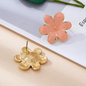 Boucles d'oreilles fleurs roses émaillées avec dorure, vues de face et de dos