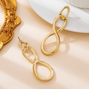Boucles d'oreilles boucles infinies dorées classiques avec finition miroir polie