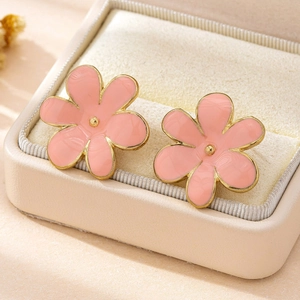 Élégantes boucles d'oreilles fleurs en émail rose et doré dans un écrin en velours