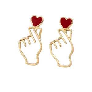 Boucles d'oreilles minimalistes dorées geste cœur avec un accent de cœur rouge pour femmes
