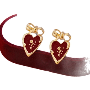 Boucles d'oreilles cœur vintage français avec rose dorée et nœud rouge chic