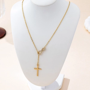 Elegante collana a Y dorata con simbolo dell'infinito e pendente a croce su manichino