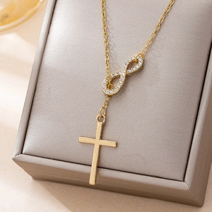 Elegante collana dorata con ciondolo a croce e simbolo infinito con diamanti per donna