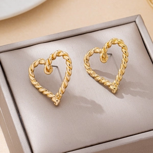 Detail goldener Herzstecker mit gedrehtem Seildesign und Croissant-Muster Textur