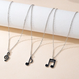 Lot de trois colliers avec pendentifs notes de musique et chaînes argentées