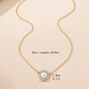 Elegante collana d'oro con pendente a perla da 1,8cm e bordo in diamanti pavé