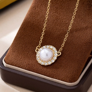 Elegante collana placcata oro con perla sintetica rotonda e alone di strass brillanti