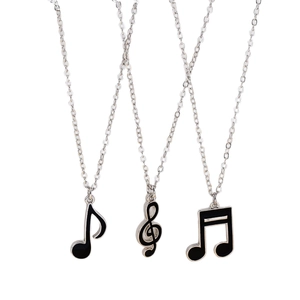 Lot de trois colliers avec pendentifs notes de musique en émail noir et argenté