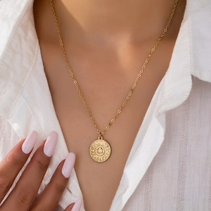 Collier Pendentif Rayon De Soleil En Alliage Plaqué Or Rétro Relief Visage De Soleil Bijoux Pour Femmes