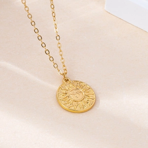 Collier avec pendentif soleil doré poli au design rayonnant sur une chaîne fine