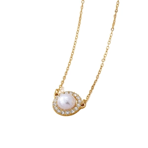 Elegante collana d'oro con ciondolo di perla rotonda e cornice di zirconi lucidi