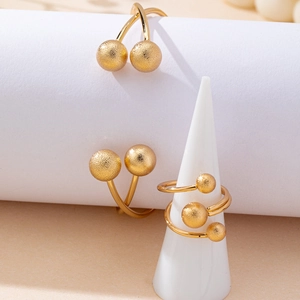 Set anello e bracciale dorati con perle satinate ed elegante design a linee sovrapposte