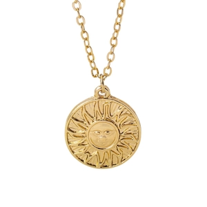 Collier vintage doré avec pendentif visage de soleil et détails de rayons ondulés