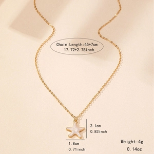 Collier pendentif étoile de mer dorée avec émail blanc et mesures de taille