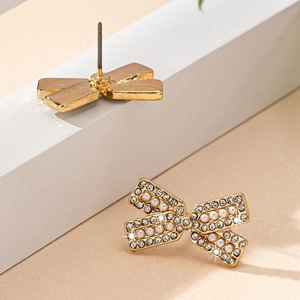 Boucles d'oreilles nœud dorées élégantes avec strass brillants et perles blanches